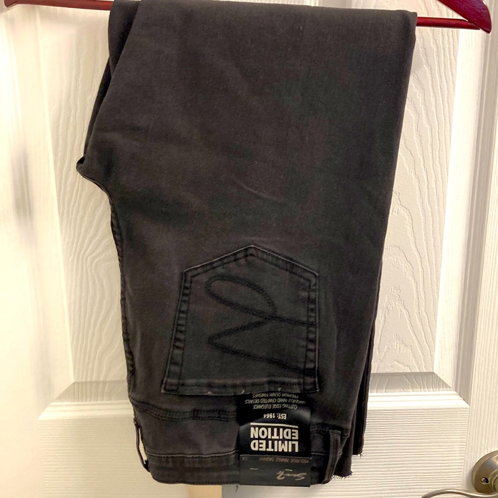 NWT Seven 7 Woman’s Black Jeans Mid Rise Ankle Skinny Size 14 - Sassy!
